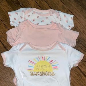 Bundle of 3 Onesies -Size 6-9 months